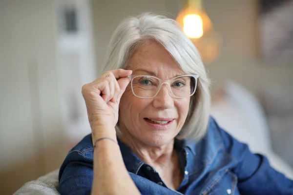 Attraente Donna Anziana Casa Con Gli Occhiali — Foto Stock