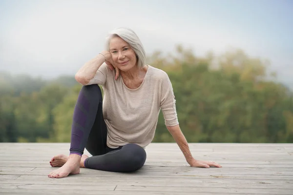 Bella Donna Anziana Seduta All Aperto Abbigliamento Sportivo — Foto Stock