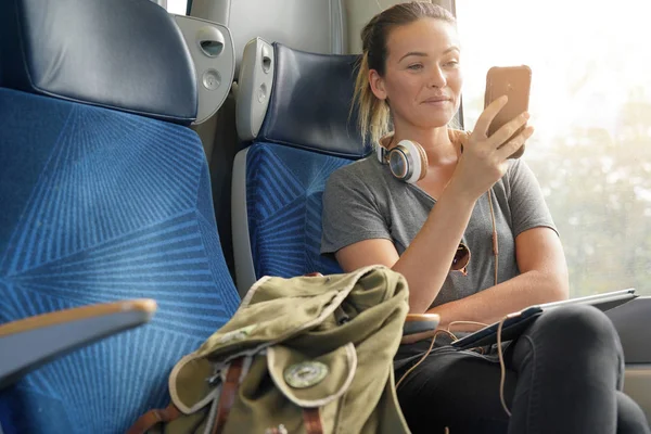 Lässige Junge Frau Schaut Zug Aufs Handy — Stockfoto