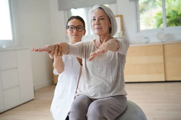 Starší Žena Cvičení Její Fyzioterapeut Švýcarské Míč — Stock fotografie