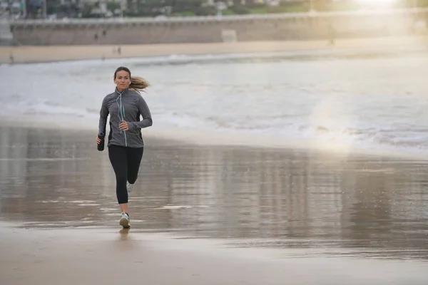 Une Jeune Femme Courir Tôt Matin Sur Plage — Photo