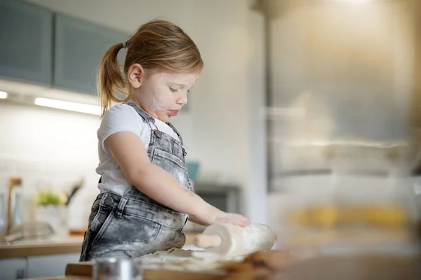 Happy Child Baking Home — Stock Photo, Image