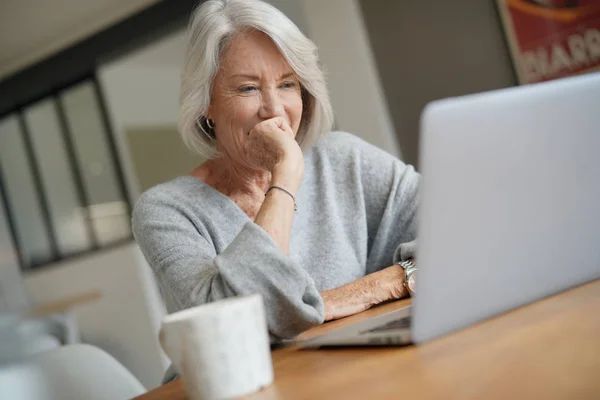 Ældre Kvinde Derhjemme Med Computer - Stock-foto