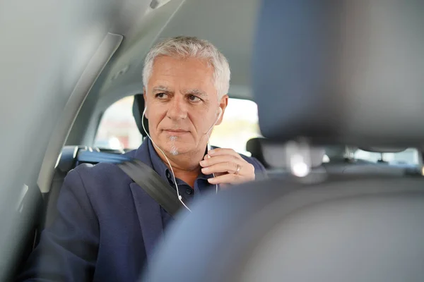 Pasażer Siedzący Tylnym Siedzeniu Taksówki Przy Użyciu Smartfona — Zdjęcie stockowe