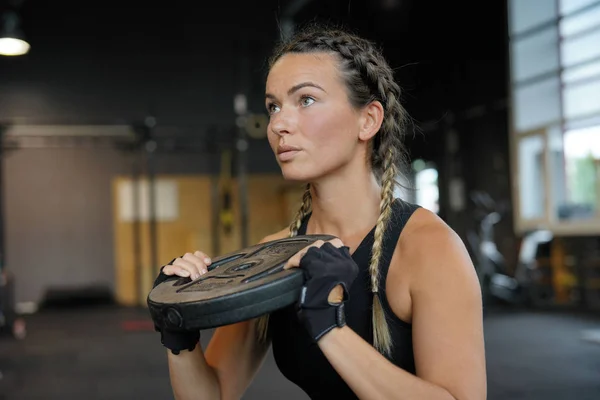 Woman Gym Squatting Weight Plates — Stock Photo, Image