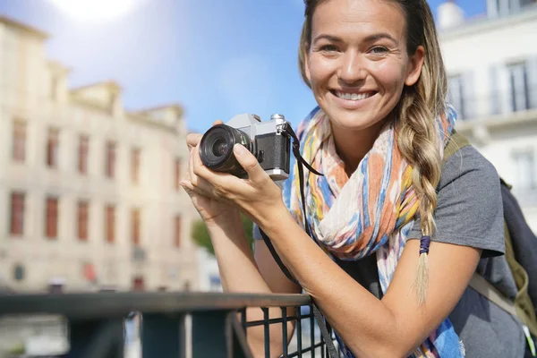 Молодая Туристка Фотографирует Открытом Воздухе — стоковое фото