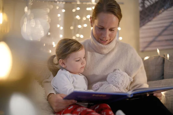 Hangulatos Anya Lánya Olvasni Egy Történetet Otthon — Stock Fotó