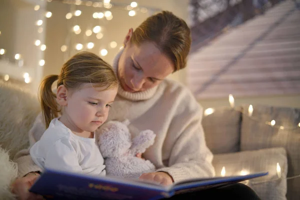 Gemütliche Mutter Und Tochter Lesen Hause Eine Geschichte — Stockfoto