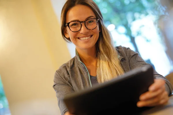 Woman Wearing Glasses Her Tablet Smiling Indoors — Stock Photo, Image