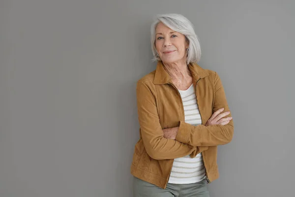 Mulher Sênior Moderna Sorrindo Fundo Cinza Isolado — Fotografia de Stock