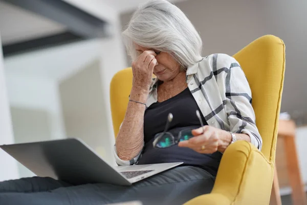 Moderne Senior Vrouw Denken Met Computer — Stockfoto