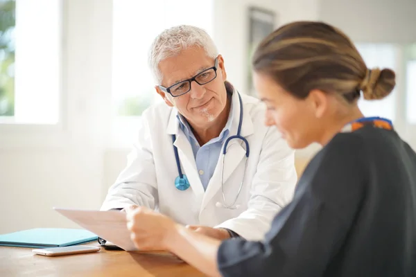 Médico Conversando Com Paciente Consultório — Fotografia de Stock