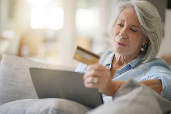 Mujer Mayor Casa Con Tabletas Compras Línea —  Fotos de Stock