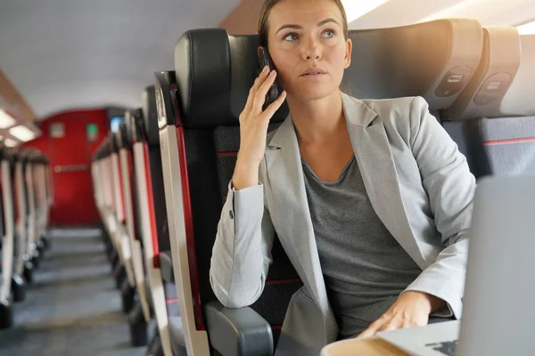 Geschäftsfrau Auf Ihrem Handy Zug — Stockfoto