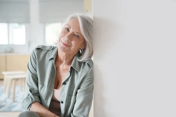 Mooie Ontspannen Bejaarde Vrouw Thuis Zitten — Stockfoto