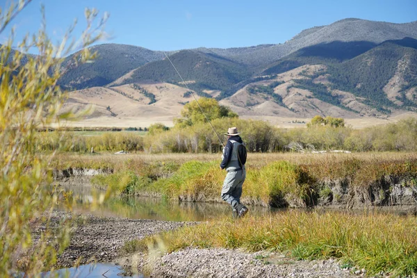 Fliegenfischer Auf Dem Rubinroten Fluss Montana — Stockfoto