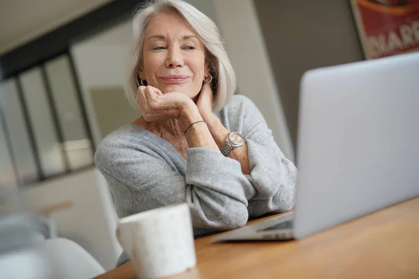 Äldre Kvinna Hemma Med Datorn — Stockfoto