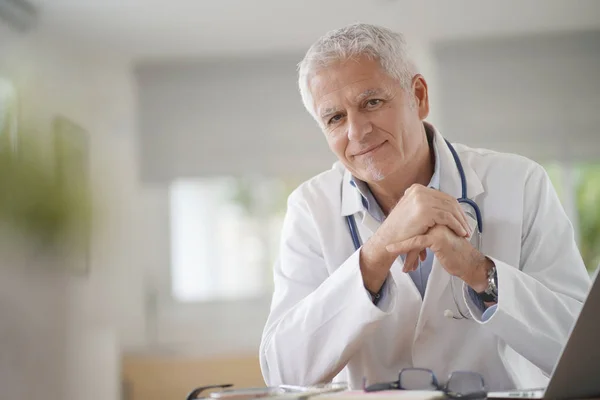 Ritratto Sorridente Medico Maturo Lavoro — Foto Stock