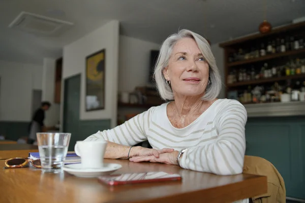 Elégante Femme Âgée Qui Attend Dans Restaurant — Photo