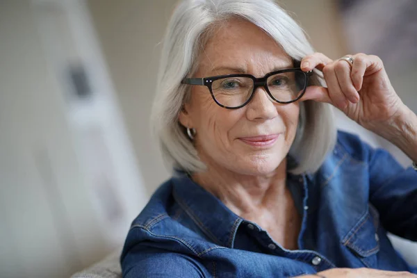 Aantrekkelijke Senior Vrouw Thuis Met Bril — Stockfoto
