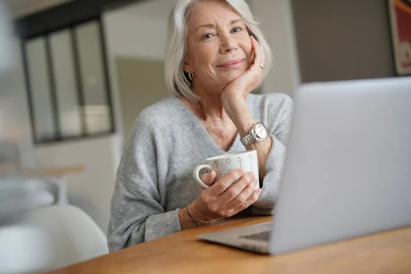 Ηλικιωμένη Γυναίκα Στο Σπίτι Τον Υπολογιστή — Φωτογραφία Αρχείου