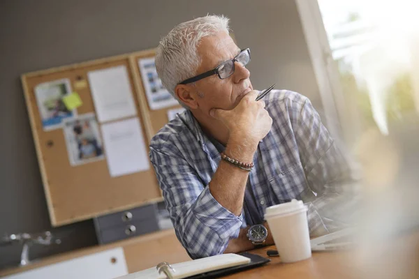 Reifer Mann Arbeitet Büro — Stockfoto