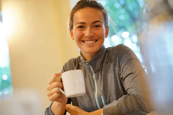 Una Mujer Feliz Sosteniendo Una Taza Café Adentro — Foto de Stock