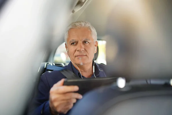 Pasażer Siedzący Tylnym Siedzeniu Taksówki Przy Użyciu Smartfona — Zdjęcie stockowe