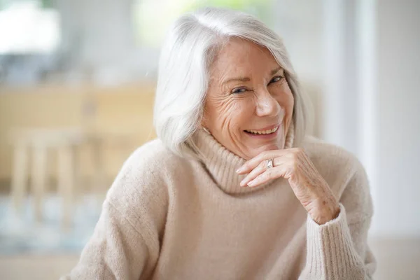 自宅で座っている幸せの年配の女性 — ストック写真