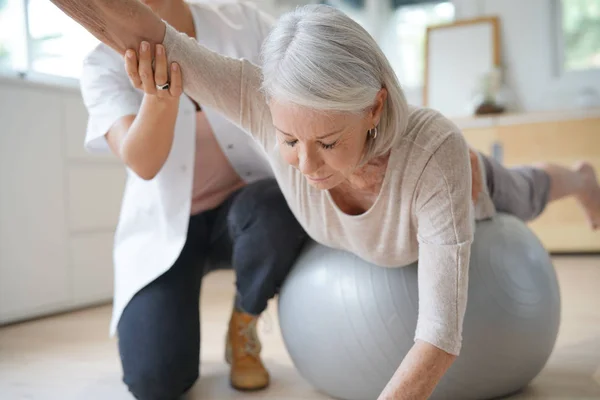 Senior Kvinna Tränar Med Hennes Sjukgymnast Och Swiss Ball — Stockfoto