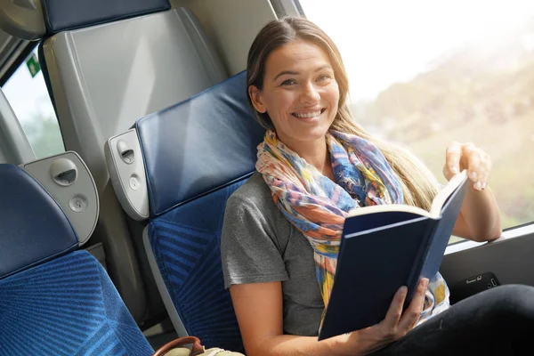 Ontspannen Jonge Vrouw Lezen Trein — Stockfoto