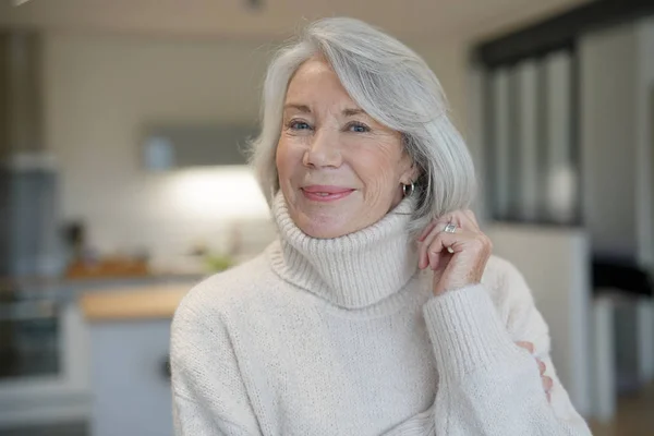 Senior Vrouw Zoek Gelukkig Thuis — Stockfoto