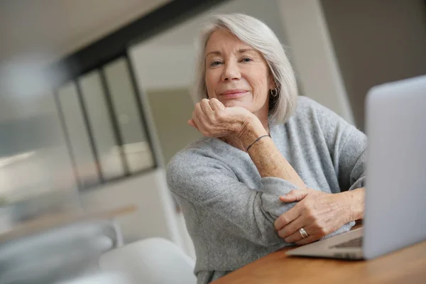 Äldre Kvinna Hemma Med Datorn — Stockfoto