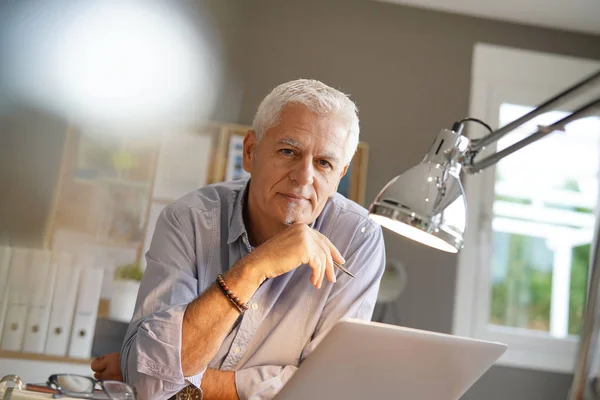 Mature Man Working Office Looking Camera — Stock Photo, Image