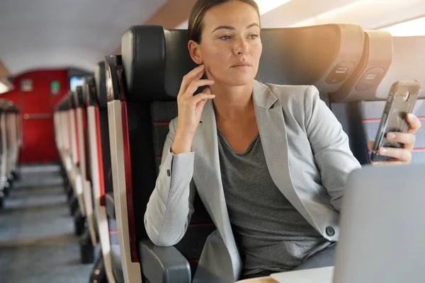 Geschäftsfrau Der Ersten Klasse Zug Schaut Aufs Handy — Stockfoto
