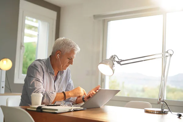 Mature Man Office Using Smartphone Earphones — Stock Photo, Image