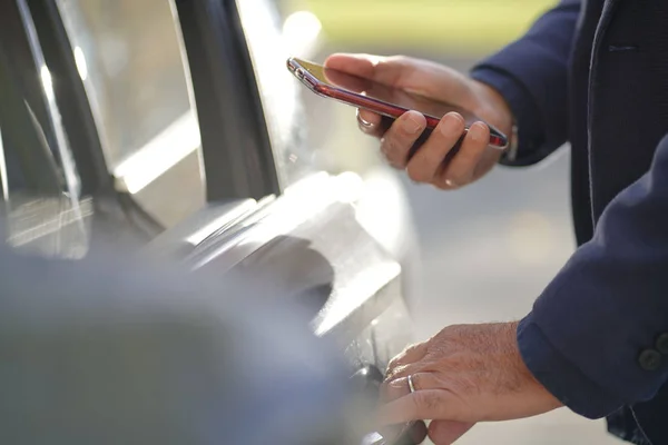 Close Van Deursysteem Ontgrendelen Met Smartphone — Stockfoto