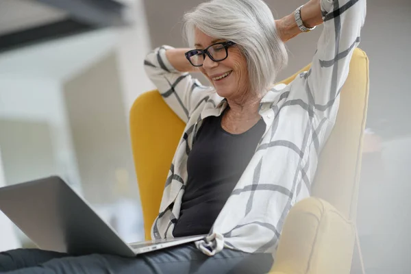 Avslappnad Modern Senior Kvinna Hemma Dator — Stockfoto