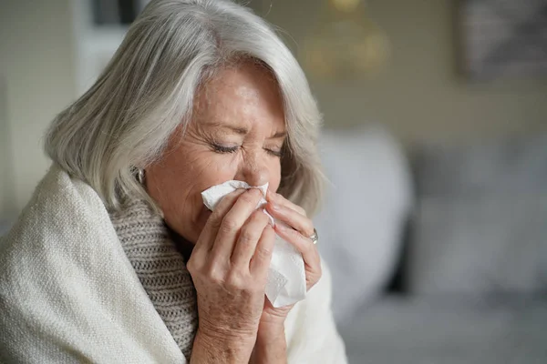 Senior Woman Blowing Nose Feeling Unwell — Stock Photo, Image