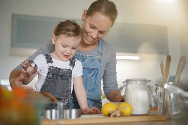 Mère Fille Cuisinent Maison — Photo