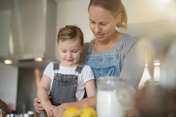 Mother Daughter Baking Home — Stock Photo, Image