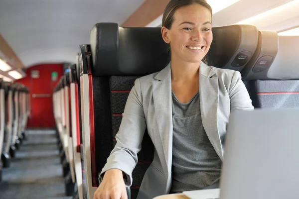 Junge Geschäftsfrau Arbeitet Der Ersten Klasse Eines Zuges — Stockfoto