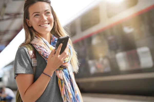 Jonge Vrouw Wachten Voor Een Trein — Stockfoto