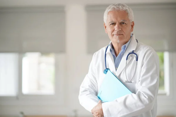 Retrato Sorrir Médico Maduro Trabalho — Fotografia de Stock