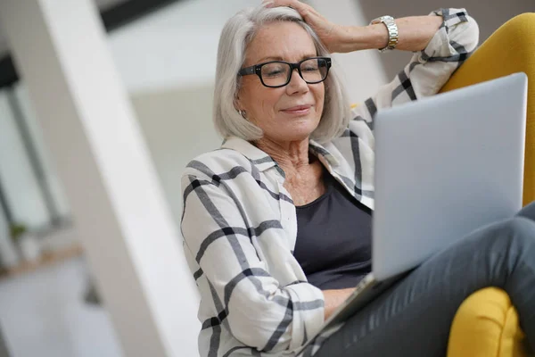 Avslappnad Modern Senior Kvinna Hemma Dator — Stockfoto