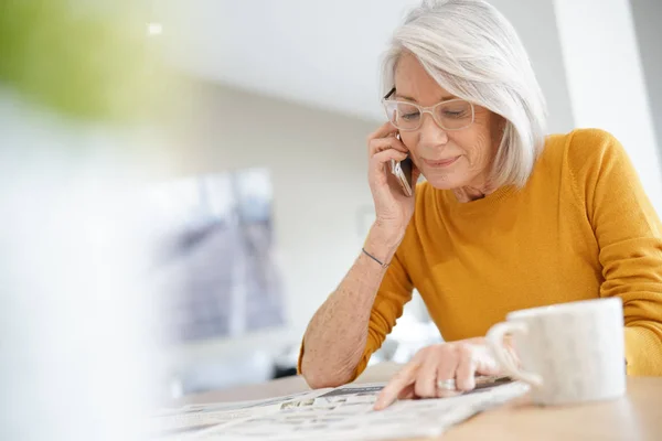 Moderne Senior Kvinne Mobiltelefon Hjemme – stockfoto