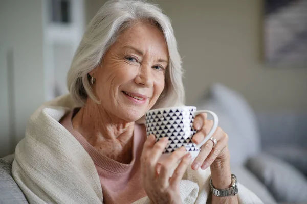 Cosy Regardant Femme Âgée Maison Avec Boisson Chaude — Photo