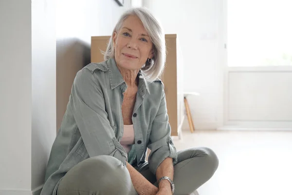Attraktive Seniorin Sitzt Hause Auf Dem Boden — Stockfoto