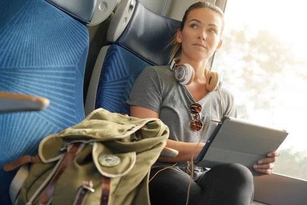 Mujer Joven Viajando Tren Con Tablet Auriculares —  Fotos de Stock