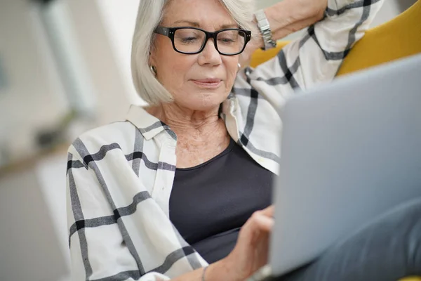 Entspannte Moderne Seniorin Hause Computer — Stockfoto